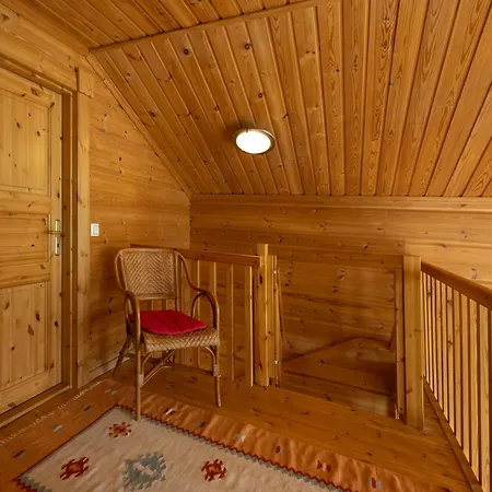 Hyvoelaen Moekit Tatil Evi